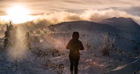 Zima zagościła w Beskidach. Na Babiej Górze ogłoszono pierwszy stopień zagrożenia lawinowego, a w Szczyrku uruchomiono pierwszy w tym sezonie wyciąg narciarski.