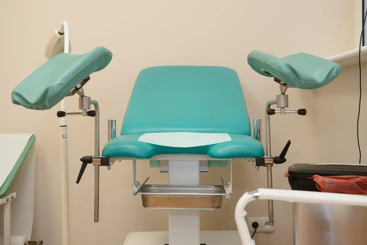 Zarzut pomocy w przerywaniu ciąży postawiła Prokuratura Regionalna w Szczecinie znanej szczecińskiej ginekolożce. Niemal rok temu CBA zabrało kobiecie dokumentację medyczną wszystkich pacjentek z ostatnich 30 lat. Lekarce odebrano też telefon. Teraz może jej grozić do 3 lat pozbawienia wolności. 