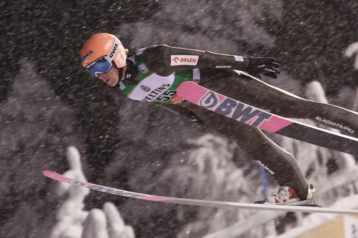 Kwalifikacje do sobotnich zawodów w fińskiej Ruce wygrał Niemiec, Andreas Wellinger. Do konkursu awansowało pięciu Polaków, z czego najlepszy wynik osiągnął Piotr Żyła, ze swoim skokiem na 124 metry. Mimo to zajął zaledwie 29 miejsce. "Nie jesteśmy przyzwyczajeni do tak miernych wyników" - mówi na antenie internetowego Radia RMF24 Rafał Kot, członek zarządu Polskiego Związku Narciarskiego, były fizjoterapeuta polskich skoczków. 