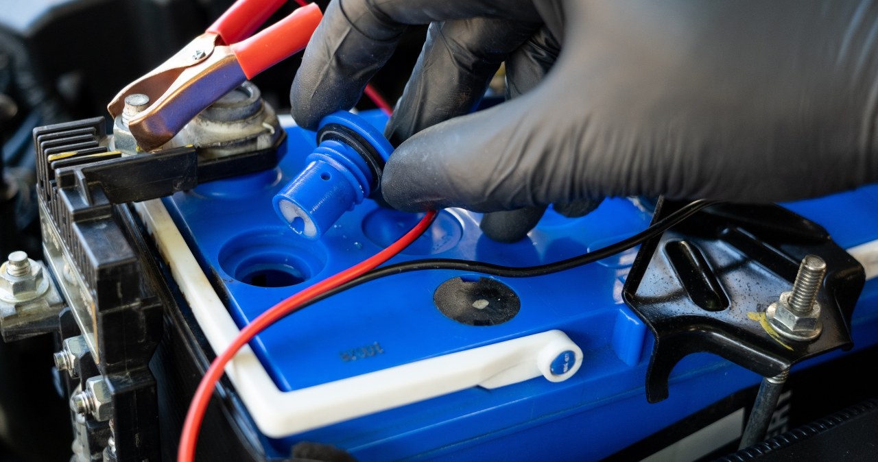 Sprawdzałeś "magiczne oczko" w akumulatorze? Zrób to, bo rano nie zapalisz