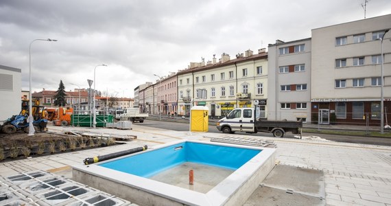 Jedna z największych inwestycji w Rzeszowie zbliża się do finału. Kończy się układanie granitowej kostki na placu przy dworcu, montaż przeszkleń i trwają nasadzenia. Wkrótce RCK zostanie udostępnione mieszkańcom. 