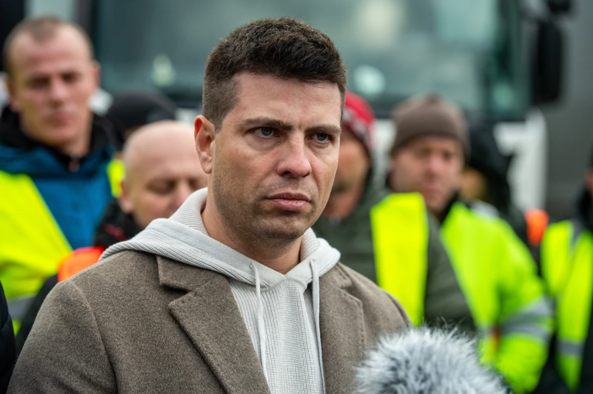 Ukraiński minister infrastruktury Serhij Derkacz spotkał się w Dorohusku z ukraińskimi kierowcami ciężarówek stojącymi w kolejce do granicy oraz protestującymi polskimi przewoźnikami. "Jeżeli protestującym chodziło o to, żeby doprowadzić do kryzysu energetycznego w Ukrainie, to im to się zaczyna udawać" – stwierdził. Jak tłumaczył, w kolejce do granicy można zobaczyć dużo cystern z paliwem, które miały jechać poza kolejką. Sugerował też, że uczestnikom protestu nie zależy na porozumieniu. 