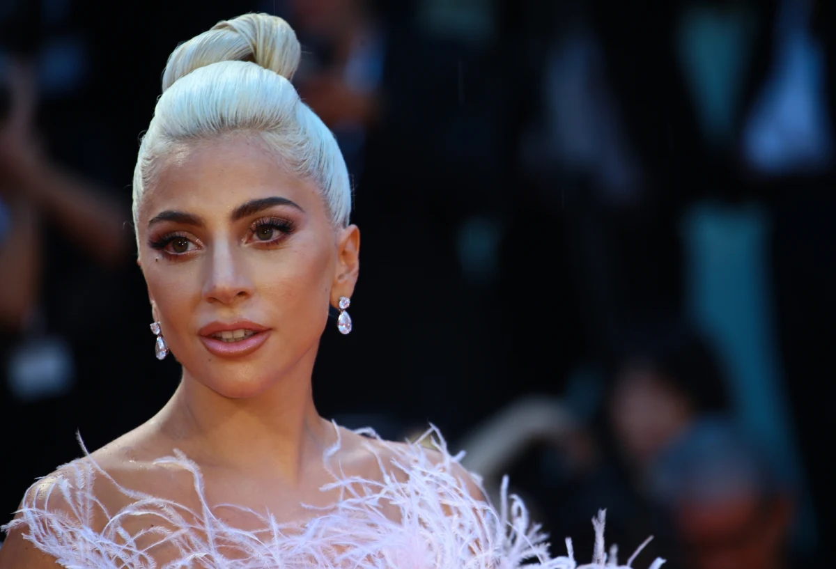 Do domu Lady Gagi w Malibu trafiła suknia wykonana przez warmińską artystkę Barbarę Cały. Suknia jest z ręcznie dzierganej koronki i kawałków drewna. Drewno z kreacji jest odpadem z produkcji mebli, wykonywanych z materiałów z odzysku, dlatego suknia promuje bliską światowej artystce ideę zero waste.