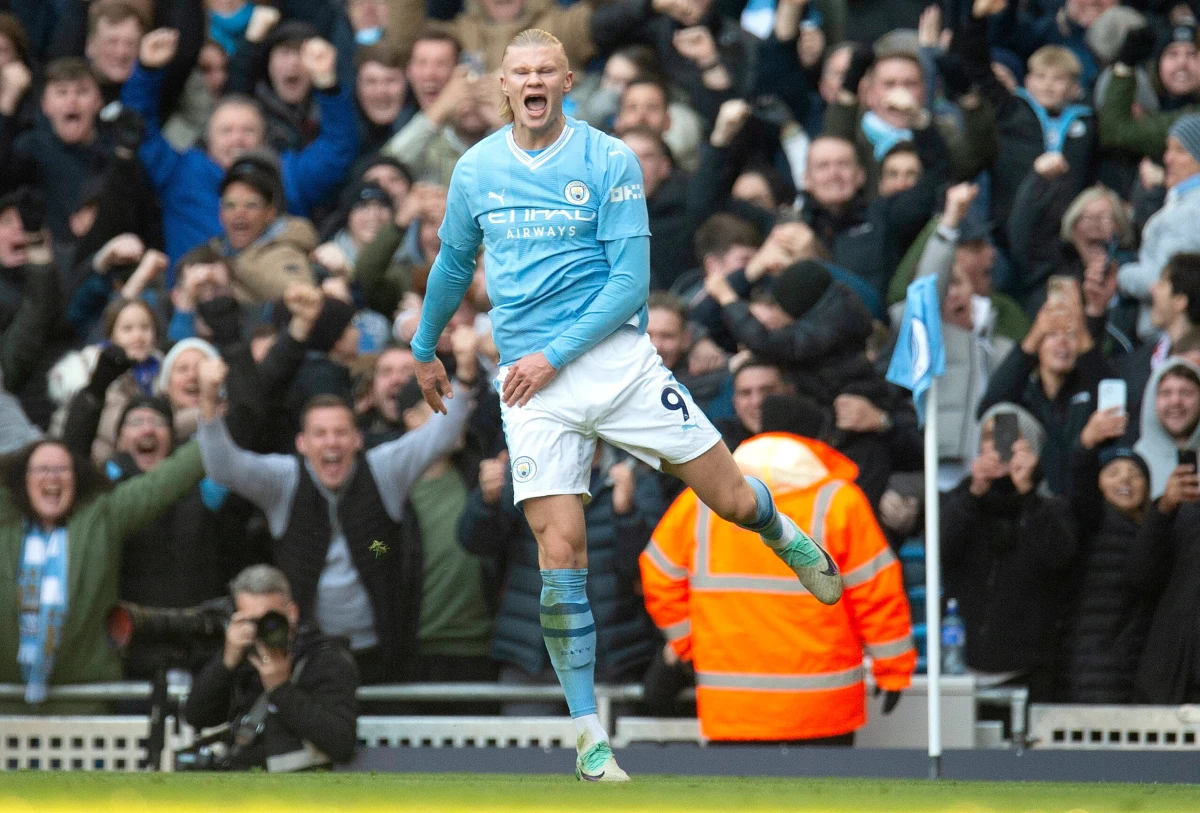 Manchester City zremisował u siebie z Liverpoolem 1:1 w meczu 13. kolejki piłkarskiej ekstraklasy angielskiej. Napastnik gospodarzy Erling Haaland ustanowił rekord ligi, strzelając 50. gola w 48. występie.