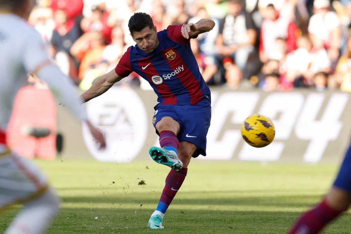 Broniąca tytułu FC Barcelona, w której barwach cały mecz rozegrał Robert Lewandowski, zremisowała na wyjeździe z Rayo Vallecano 1:1 w 14. kolejce hiszpańskiej ekstraklasy. Mistrz Hiszpanii ma trzy punkty straty do prowadzącej Girony, która w poniedziałek podejmie Athletic Bilbao.