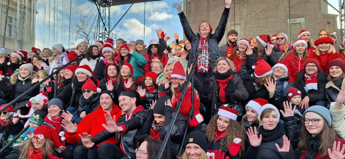 Ponad 100 osób zatańczyło na krakowskim Rynku Głównym. To zarówno zawodowcy, jak i amatorzy, którzy choreografii uczyli się na otwartych warsztatach i z tutoriala przygotowanego przez organizatora. 