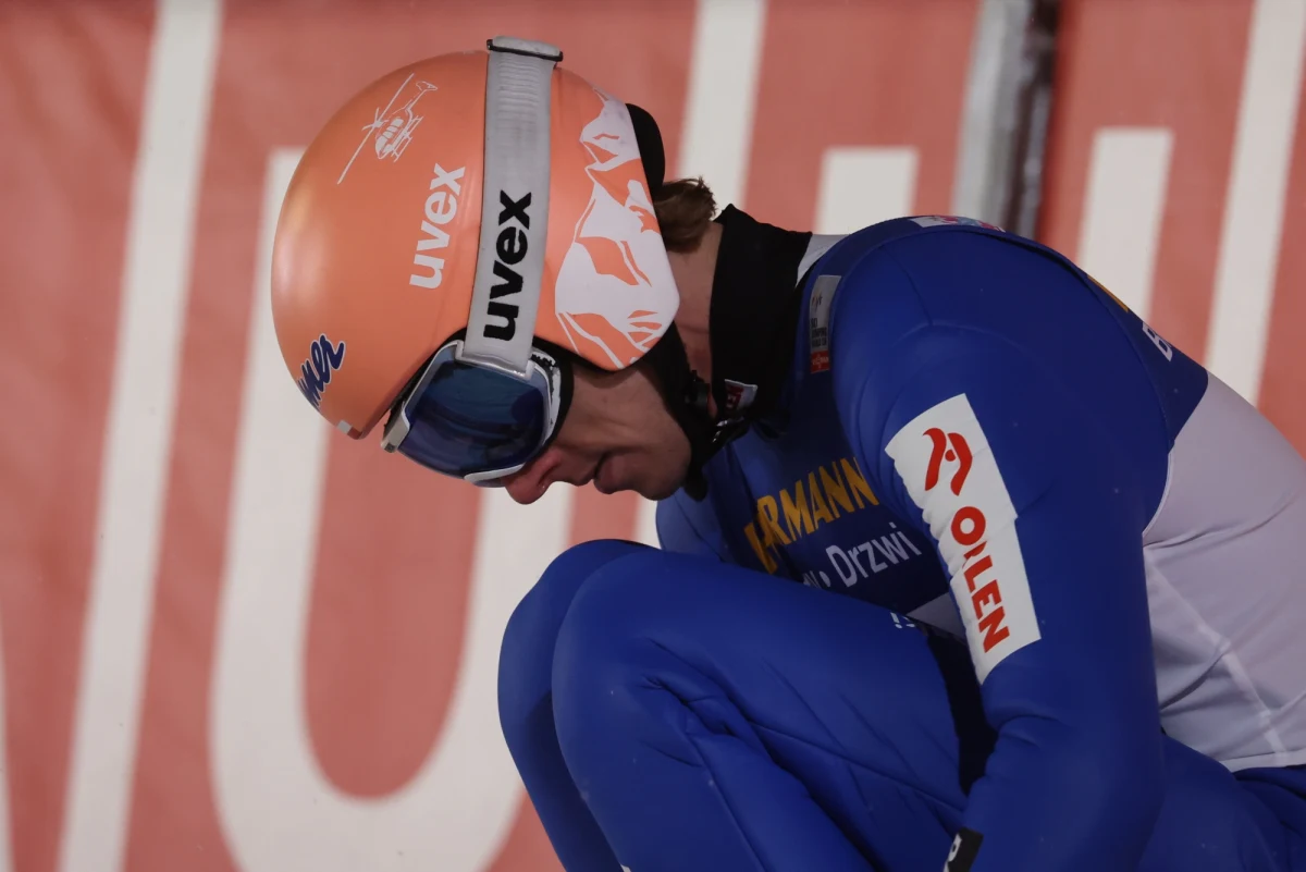 Tylko Dawid Kubacki zdobył w Ruce punkty na inaugurację Pucharu Świata. 21. miejsce oznacza jednak, że ten dorobek nie jest zbyt okazały. Gdy najlepsi zawodnicy walczyli o czołowe lokaty konkursu, Kubacki był już w strefie wywiadów, a pozostali Biało-Czerwoni od kilkudziesięciu minut mogli spokojnie obserwować, jak skaczą inni. Niestety każdy z naszych skoczków boryka się z innym problemem.