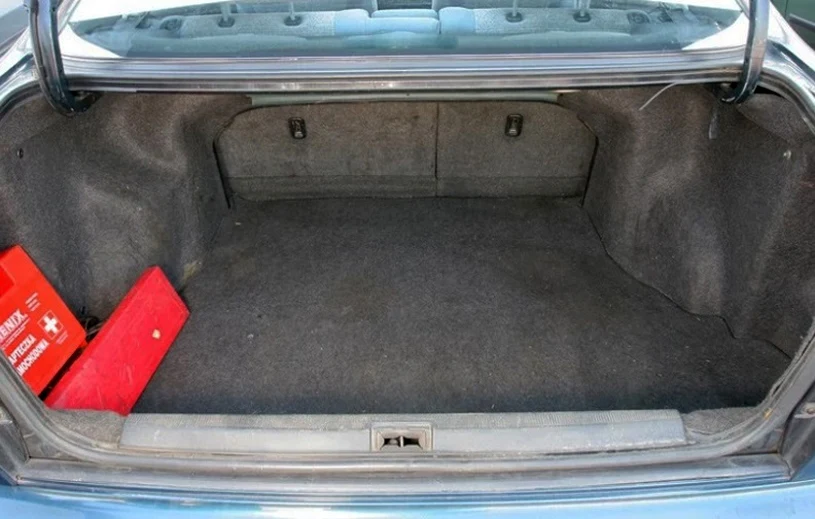 Woda w bagażniku to poważny problem. Skąd się bierze i jak sobie poradzić?