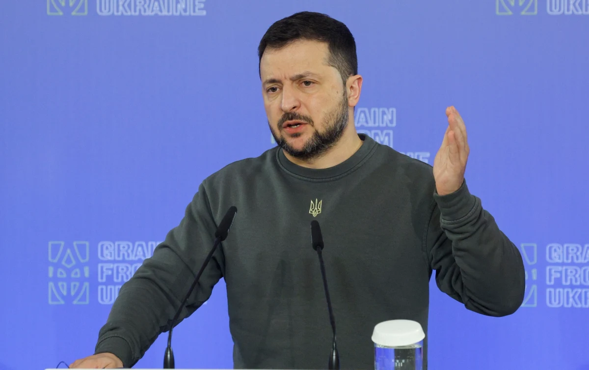 "Musimy prowadzić wyważoną politykę i dać naszym sąsiadom trochę czasu, sytuacja się ociepla" - powiedział prezydent Ukrainy Wołodymyr Zełenski. W ten sposób skomentował sytuację na polsko-ukraińskiej granicy, gdzie kierowcy ciężarówek zmierzających na Ukrainę stoją w kilkudniowych kolejkach. Jest to wywołane protestami polskich przewoźników.