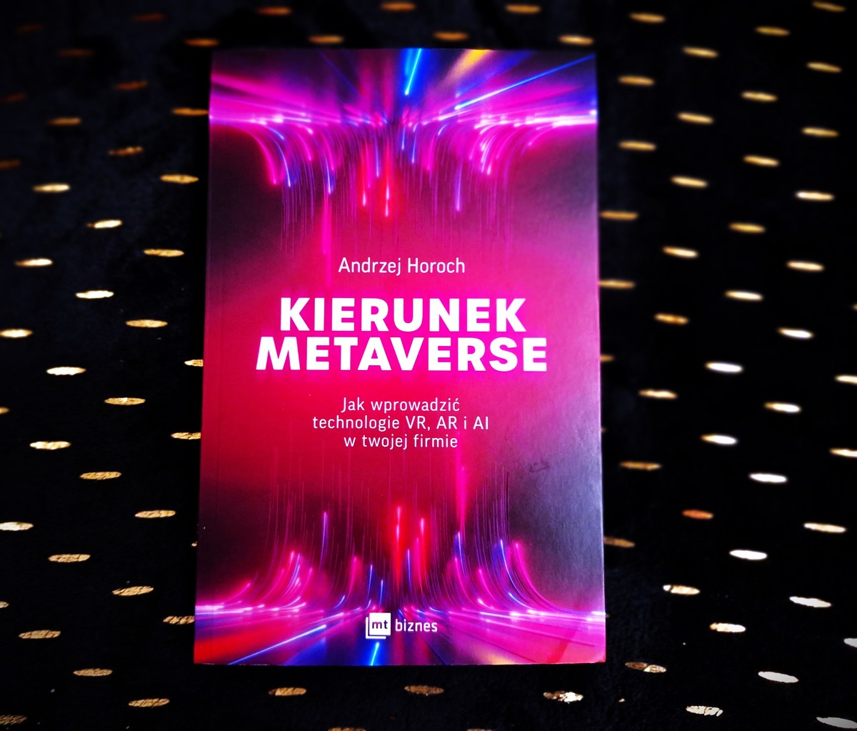 Z tej książki od razu przemawia niesamowita pasja poznawcza. Więcej, to rodzaj zachwytu nad możliwościami nowych technologii. Tym entuzjazmem Andrzej Horoch potrafi od razu zarazić czytających. Pisze na przykład, że budzi się rano i natychmiast ogarnia go ekscytacja. Zapytałem w wywiadzie, jakie są jej konkretne powody? Obrałem razem z autorem "Kierunek Metaverse". Byłem ciekaw "jak wprowadzić technologie VR, AR i AI w twojej firmie", w twojej, bo swojej własnej nie mam. I nawet nie zamierzam mieć.     