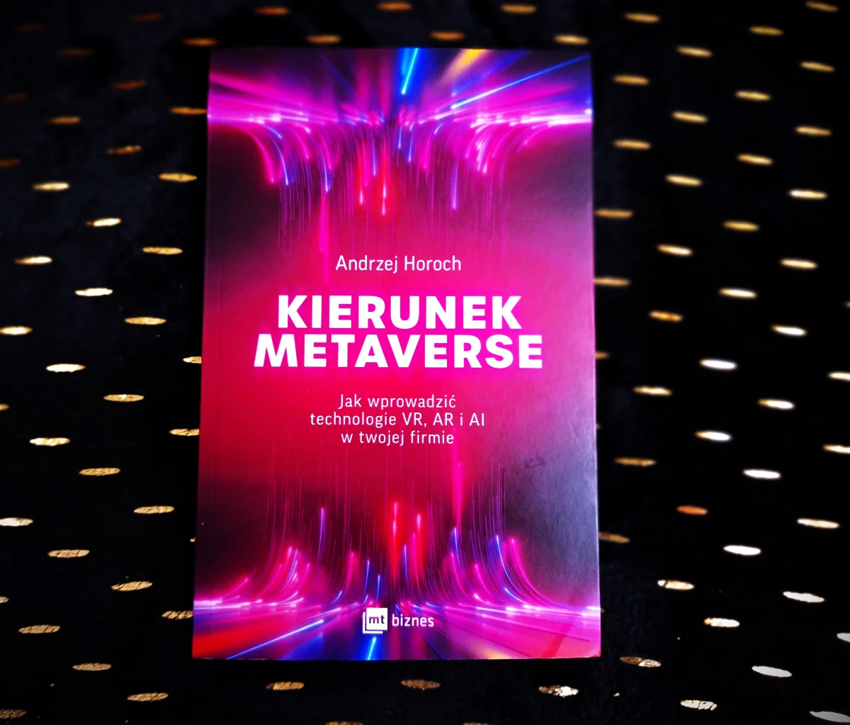Z tej książki od razu przemawia niesamowita pasja poznawcza. Więcej, to rodzaj zachwytu nad możliwościami nowych technologii. Tym entuzjazmem Andrzej Horoch potrafi od razu zarazić czytających. Pisze na przykład, że budzi się rano i natychmiast ogarnia go ekscytacja. Zapytałem w wywiadzie, jakie są jej konkretne powody? Obrałem razem z autorem "Kierunek Metaverse". Byłem ciekaw "jak wprowadzić technologie VR, AR i AI w twojej firmie", w twojej, bo swojej własnej nie mam. I nawet nie zamierzam mieć.     