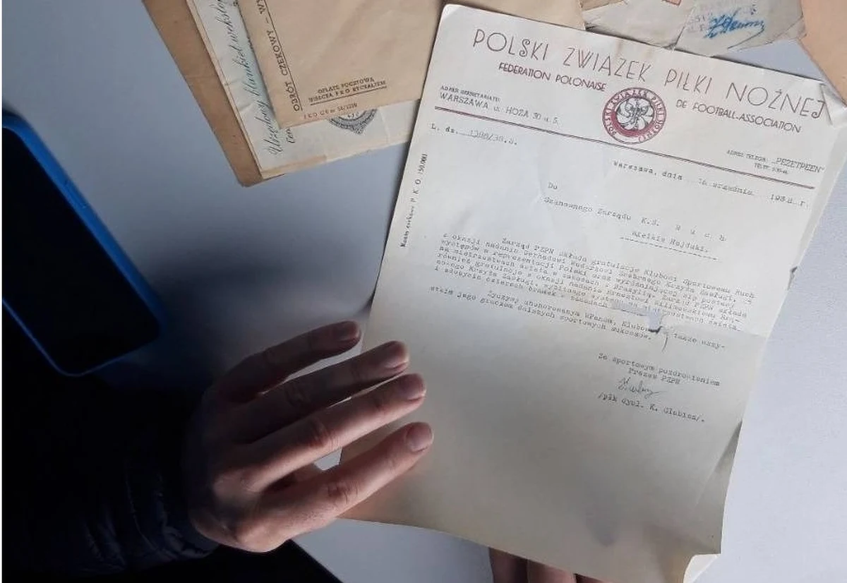 Grupa historyków Ruchu Chorzów tworząca książki o historii klubu dokonała niezwykłego odkrycia. Przeglądając sterty starych klubowych dokumentów, trafiła na ważny i starty list gratulacyjny. W nim ówczesny prezes PZPN Kazimierz Glabisz gratuluje Ernstowi Wilimowskiemu zdobycia 4 goli w meczu z Brazylią na mistrzostwach świata we Francji w 1938 roku. Od lat trwa bowiem spór między historykami polskiego futbolu czy Wilimowski faktycznie tego dokonał, bo relacje prasowego z tego meczu nie były jednoznaczne. „W naszej ocenie na ten moment sprawa wydaje się oczywista” – mówi Damian Sifczyk, współautor książek o Ruchu. Na temat tego niezwykłego odkrycia rozmawiał z nim Wojciech Marczyk z redakcji sportowej RMF FM. 