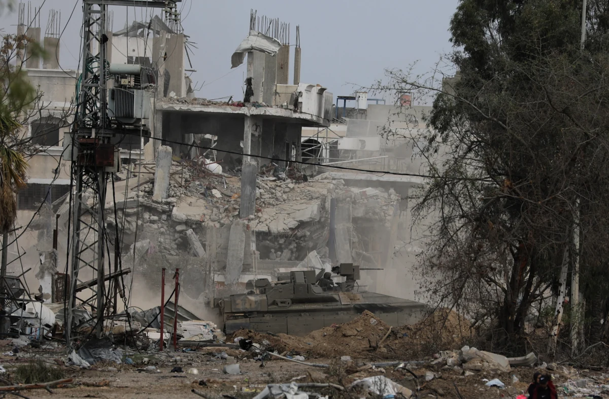 Izraelska armia poinformowała w sobotę późnym wieczorem, że zakładnicy uwolnieni przez Hamas są już na terenie Izraela. Wśród 13 uwolnionych osób jest sześć kobiet i siedmioro dzieci - powiadomiło biuro premiera Izraela Benjamina Netanjahu. Palestyński ruch uwolnił także czterech obywateli Tajlandii.