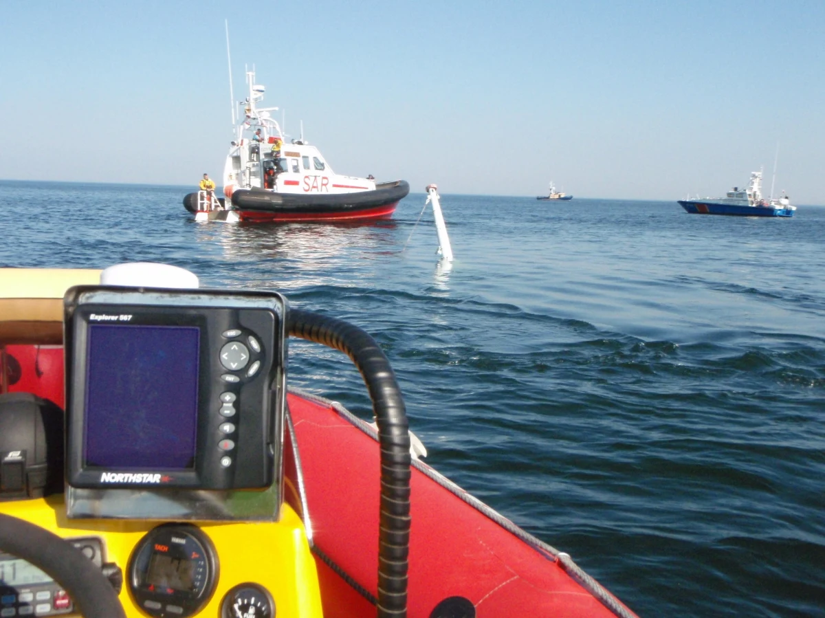 Dwie osoby w głębokiej hipotermii wyciągnięto z jeziora Bukowego (pow. sławieński). W sobotę wieczorem straż pożarna otrzymała zgłoszenie o uszkodzonym kadłubie łodzi, do której dostaje się woda.