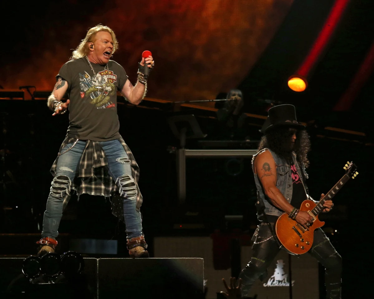 Axel Rose, lider zespołu Guns N' Roses, został oskarżony o napaść na tle seksualnym. Była już modelka Sheila Kennedy twierdzi, że miało do niej  dojść w 1989 roku w Nowym Jorku. 