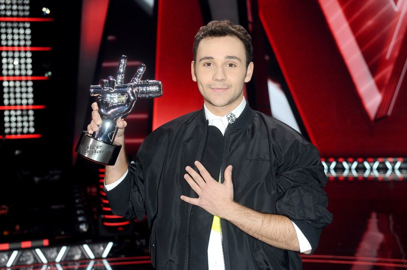 Jan Górka został zwycięzcą 14. edycji "The Voice of Poland". Wokalista, który do tej pory publikował swoje covery na Youtube, zaskarbił sobie sympatię widzów w odcinkach na żywo. W swoim życiu młody wokalista ma jednak smutny epizod związany z jego matką. 