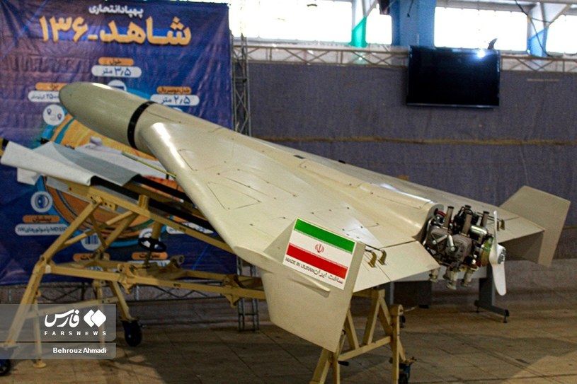 W sieci pojawiły się informacje sugerujące kolejną modyfikację irańskich dronów-kamikadze Shahed-136. Najpierw doczekały się lepszej anteny, a teraz znacząco większej głowicy bojowej, której masa wzrosła z 50 do 90 kg. 