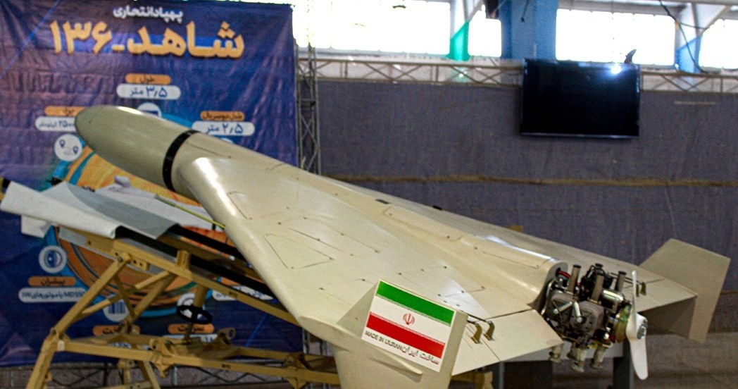 W sieci pojawiły się informacje sugerujące kolejną modyfikację irańskich dronów-kamikadze Shahed-136. Najpierw doczekały się lepszej anteny, a teraz znacząco większej głowicy bojowej, której masa wzrosła z 50 do 90 kg. 