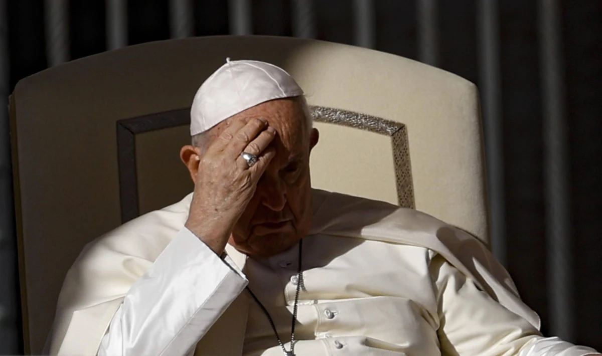 Papież Franciszek po raz pierwszy nie odczytał rozważań przed południową modlitwą Anioł Pański. Zrobił to za niego ksiądz z Watykanu. Franciszek połączył się z wiernymi za pośrednictwem watykańskich mediów z kaplicy watykańskiego Domu Świętej Marty, gdzie mieszka. 