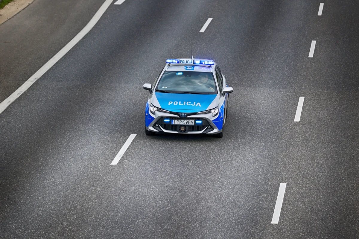 Policjanci z gdyńskiej drogówki zatrzymali w niedzielę po pościgu 34-letniego kierowcę. Uciekający samochodem osobowym wjechał na chodnik, na którym byli ludzie. Mężczyzna, który nie ma uprawnień do kierowania, miał przy sobie narkotyki.