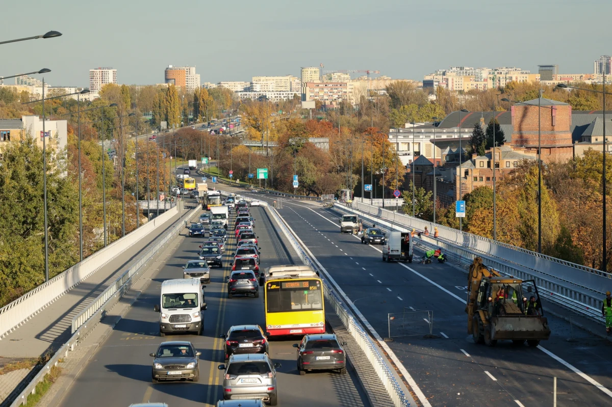 Przebudowa wiaduktów Trasy Łazienkowskiej nad Agrykolą już prawie zakończona. Wykonawcy muszą usunąć pozostałości po czasowej organizacji ruchu. W poniedziałek, 27 listopada, rozpocznie się rozbieranie przejazdów pomiędzy jezdniami - poinformował stołeczny ratusz. To oznacza utrudnienia w ruchu.