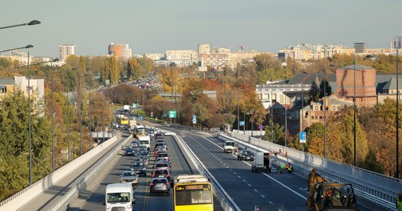 Przebudowa wiaduktów Trasy Łazienkowskiej nad Agrykolą już prawie zakończona. Wykonawcy muszą usunąć pozostałości po czasowej organizacji ruchu. W poniedziałek, 27 listopada, rozpocznie się rozbieranie przejazdów pomiędzy jezdniami - poinformował stołeczny ratusz. To oznacza utrudnienia w ruchu.