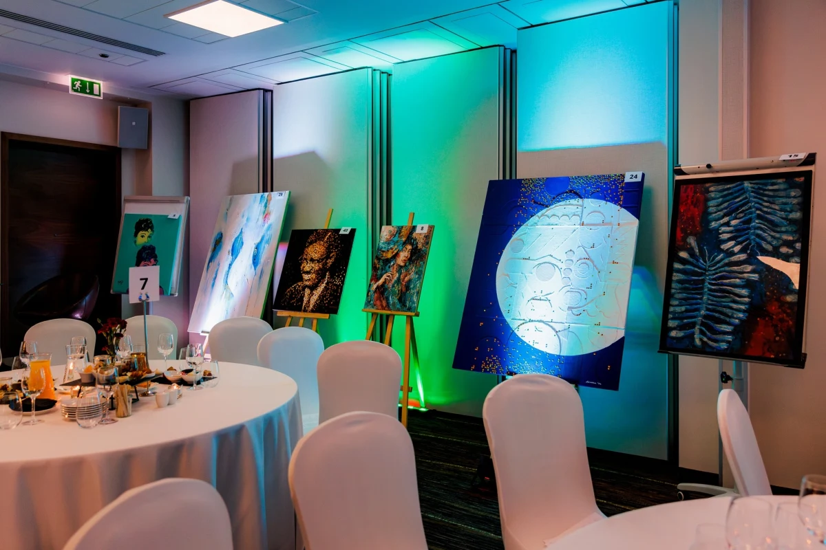 Już po raz 13. Fundacja Między Niebem a Ziemią zorganizowała w Krakowie spotkanie charytatywne. W miniony weekend krakowscy prawnicy, lekarze i biznesmeni wspierali hojnie działalność Fundacji. Podobne aukcje odbywają się co roku w 4 miastach –w Gdańsku, Wrocławiu, Krakowie i Warszawie.