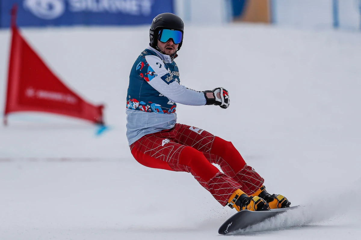 Mistrz świata w slalomie równoległym Oskar Kwiatkowski przygotowuje się do nowego sezonu, który rozpoczyna się w połowie grudnia. Reprezentant Polski w snowboardzie jest w tej chwili w Finlandii, gdzie trenuje na ostatnim w tym roku zgrupowaniu. Z Kwiatkowskim, przed wylotem na zgrupowanie, rozmawiał Marcin Kargol z redakcji sportowej RMF FM.