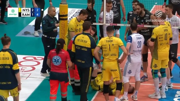 Fragment meczu PSG Stal Nysa – Enea Czarni Radom 3:1 (25:17, 19:25, 25:22, 25:23) - siatkówka, PlusLiga 2023/2024 - 8. kolejka. Groźnie wyglądający upadek Kamila Kosiby i długa weryfikacja po tej akcji.

