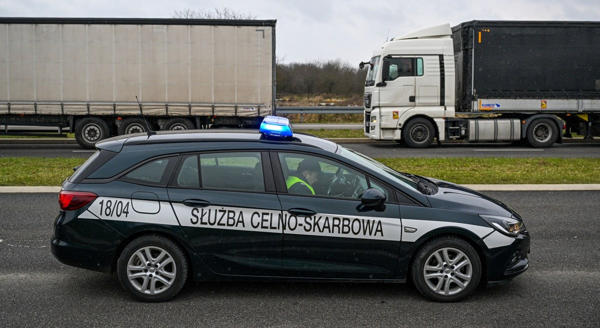Polscy przewoźnicy, którzy blokują polsko-ukraińskie przejścia graniczne na Lubelszczyźnie i Podkarpaciu, są gotowi zaostrzyć protest - dowiedział się reporter RMF FM Michał Dobrołowicz. W najbliższych dniach ma zapaść decyzja, czy blokada obejmie także przejścia w Niżankowicach i w Zosinie.