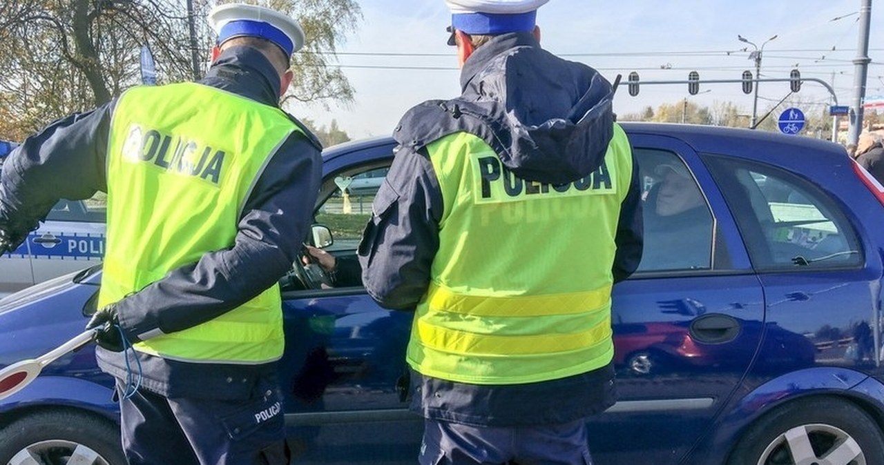 Policjanci zaglądają do aut i mają jedno pytanie. Lepiej się nie pomyl