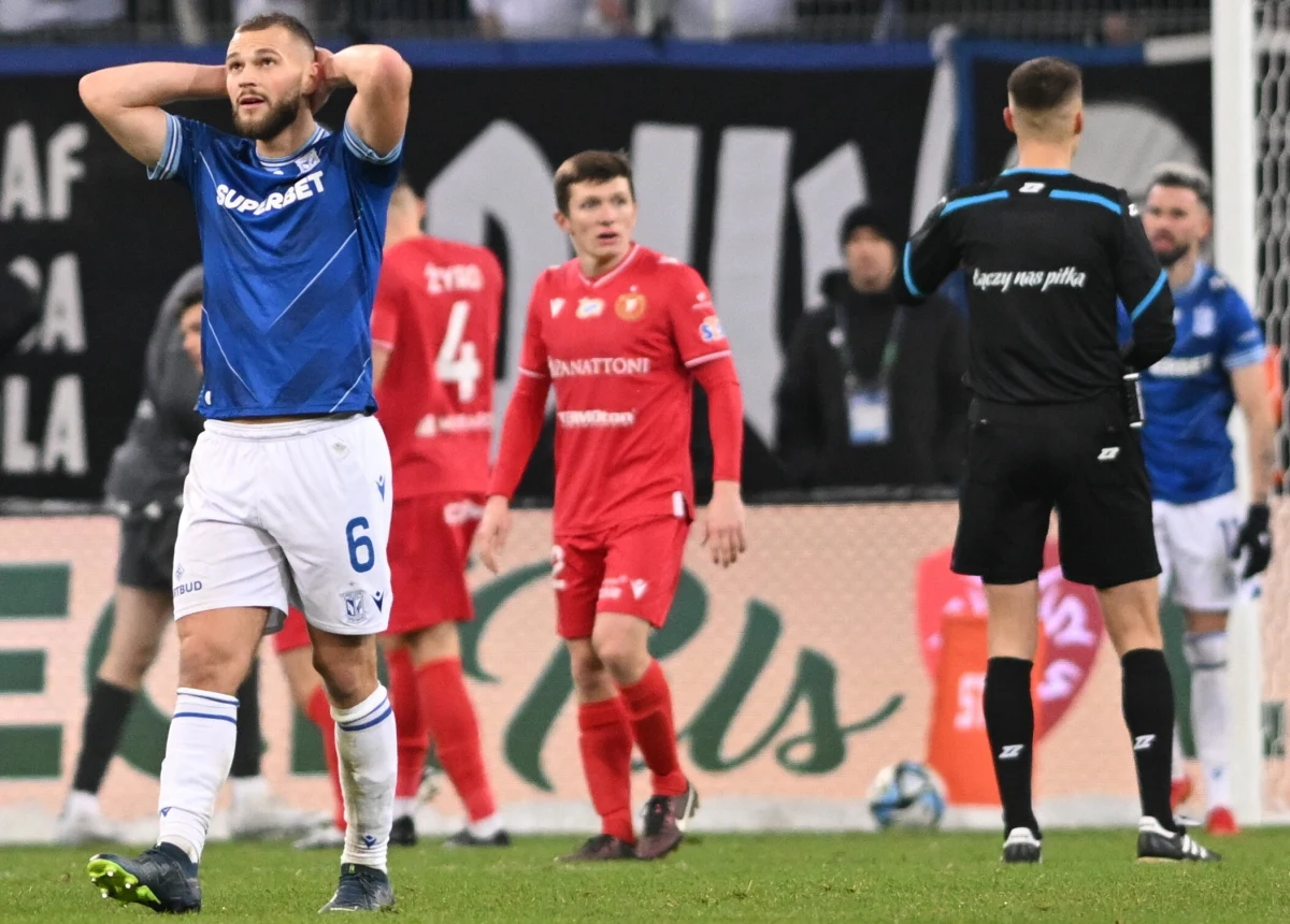 Piłkarze Lecha przegrali w Poznaniu z Widzewem Łódź 1:3 w szlagierze 16. kolejki ekstraklasy. Dwa poprzednie dni też były nieudane dla faworytów. Natomiast w innych niedzielnych meczach Ruch Chorzów zremisował z Koroną Kielce 1:1, a Puszcza Niepołomice pokonała Górnika Zabrze 2:1.