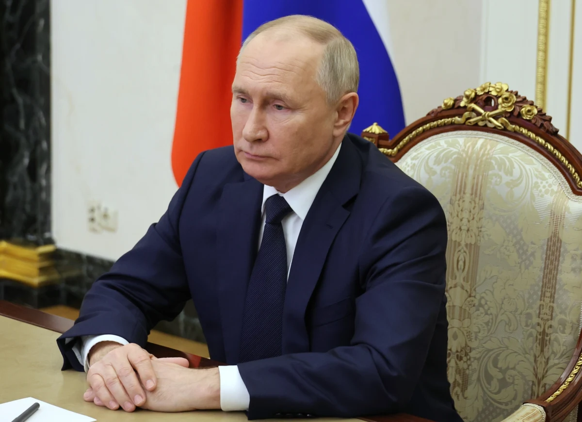 Kreml obawia się, że żony poborowych, które są niezadowolone z długiego czasu służby mężów, mogą stać się poważnym problemem politycznym szczególnie przed przyszłorocznymi wyborami prezydenckimi. Aby zapobiec wzrostowi niezadowolenia wśród kobiet, urzędnicy regionalni otrzymali polecenie jak najszybszego wydawania dodatków pieniężnych partnerkom żołnierzy.