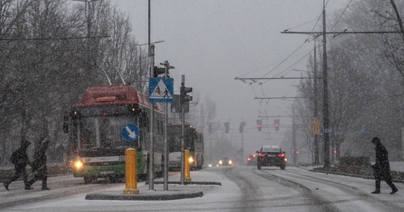 Początek tygodnia przywitał nas zimową aurą. W wielu regionach Polski sypie śnieg i panują trudne warunki do jazdy. Jest zimno. Najchłodniej na północnym wschodzie: tam temperatura spadnie do minus 4 stopni Celsjusza. 