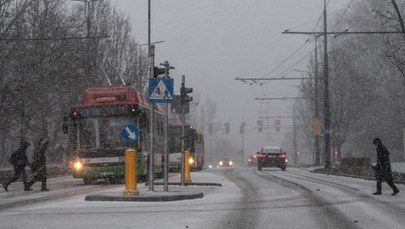 Śnieg, mróz, trudne warunki na drogach. Zimowy początek tygodnia
