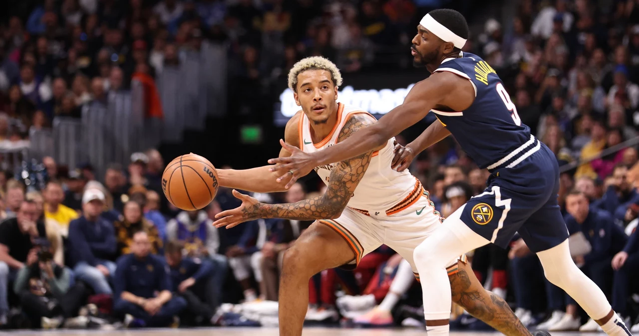 Jeremy Sochan mierzy się z Justinem Holiday'em podczas meczu Denver Nuggets z San Antonio Spurs