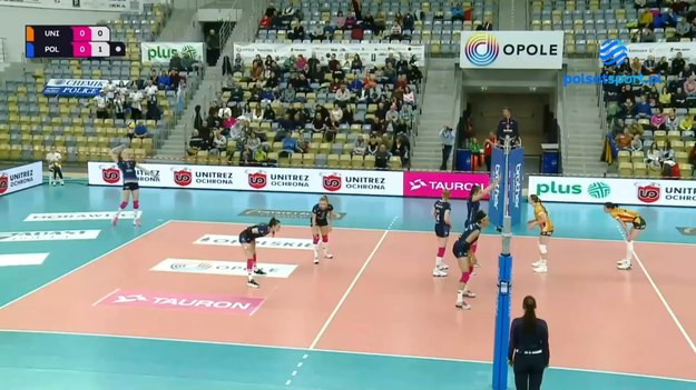 Skrót meczu UNI Opole – Grupa Azoty Chemik Police 0:3 (12:25, 11:25, 16:25) - siatkówka, Tauron Liga 2023/2024, 8. kolejka.

 

________
UNI: Marta Pamuła, Katarzyna Połeć, Julia Bińczycka, Ana Karina Olaya, Marta Orzyłowska, Oliwia Sieradzka – Adriana Adamek (libero) oraz Elan McCall, Pola Janicka, Katarzyna Zaroślińska-Król, Natalia Kecher.
Chemik: Saliha Sahin, Agnieszka Korneluk, Elizabet Inneh-Varga, Natalia Mędrzyk, Dominika Pierzchała, Marlena Kowalewska – Martyna Grajber-Nowakowska (libero) oraz Xia Ding.