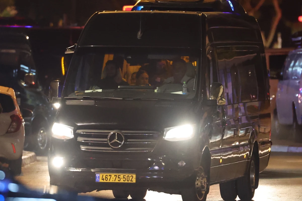 13-letnia Alma Or i jej 16-letni brat Noam są wśród zakładników uwolnionych do tej pory przez Hamas w ramach zawieszenia broni z Izraelem. Rodzeństwo spędziło w niewoli 50 dni. Po odzyskaniu wolności nastolatkowie dowiedzieli się jednak, że terroryści z Hamasu zabili jej matkę, a los ich ojca jest nieznany. 