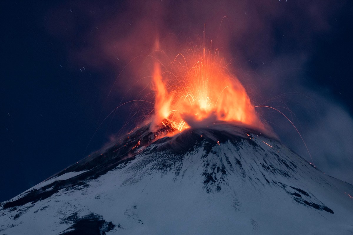 Etna znów zrobiła oszałamiający pokaz! W weekend pokryty śniegiem wulkan wyrzucił na powierzchnię lawę, która rozświetliła niebo nad pobliską Katanią. Fotografom udało się uwiecznić to niezwykłe zjawisko na zdjęciach i nagraniach. 