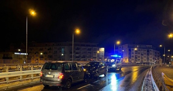 W niedzielę nad ranem do policji wpłynęło zgłoszenie, że na ul. Wrocławskiej w Legnicy doszło do kolizji. Na miejscu okazało się, że kierowca mazdy wyjechał z bocznej drogi pod prąd, prosto na prawidłowo jadącego volkswagena. Obaj kierowcy byli pijani i już stracili prawa jazdy.