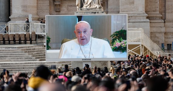 Papież Franciszek jest w dobrym stanie zdrowia, nie ma gorączki, a jego oddech wyraźnie się poprawia - przekazał Watykan. W niedzielę 87-letni papież nie odczytał tekstu rozważań podczas południowego spotkania na modlitwie Anioł Pański i wyjaśnił wiernym, że ma "problem z zapaleniem w płucach".