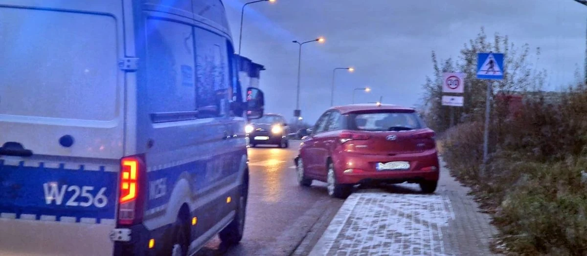 Policjanci z Koszalina po pościgu zatrzymali 28-latka, który nie zatrzymał się do kontroli drogowej. Mężczyzna uderzył w radiowóz i w inny samochód. Uciekał, bo nie miał prawa jazdy.      

