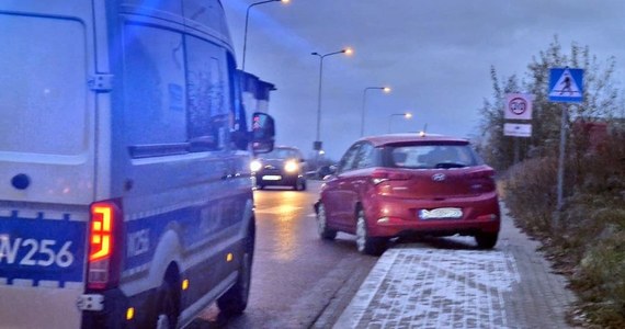 Policjanci z Koszalina po pościgu zatrzymali 28-latka, który nie zatrzymał się do kontroli drogowej. Mężczyzna uderzył w radiowóz i w inny samochód. Uciekał, bo nie miał prawa jazdy.      

