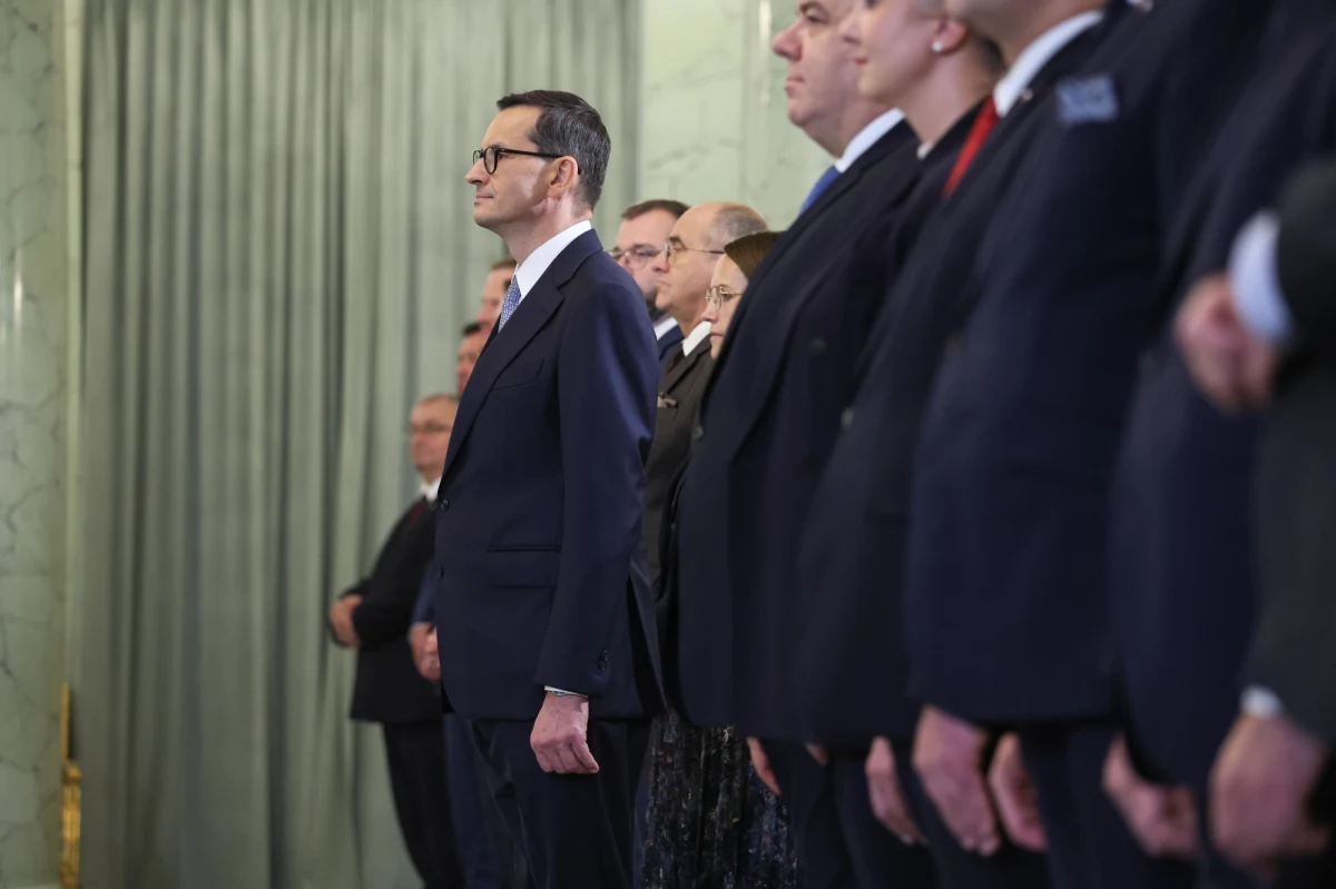 Dwa tygodnie pracy - dwa miesiące wynagrodzenia? Taki przywilej czeka nowych "tymczasowych" ministrów, których dzisiaj powołać ma prezydent, dając szansę na chwilowe podtrzymanie władzy przez Mateusza Morawieckiego. Nawet na trzymiesięczne odprawy mogą za to liczyć obecni ministrowie, którzy nie znajdą się w tymczasowym gabinecie Morawieckiego. 