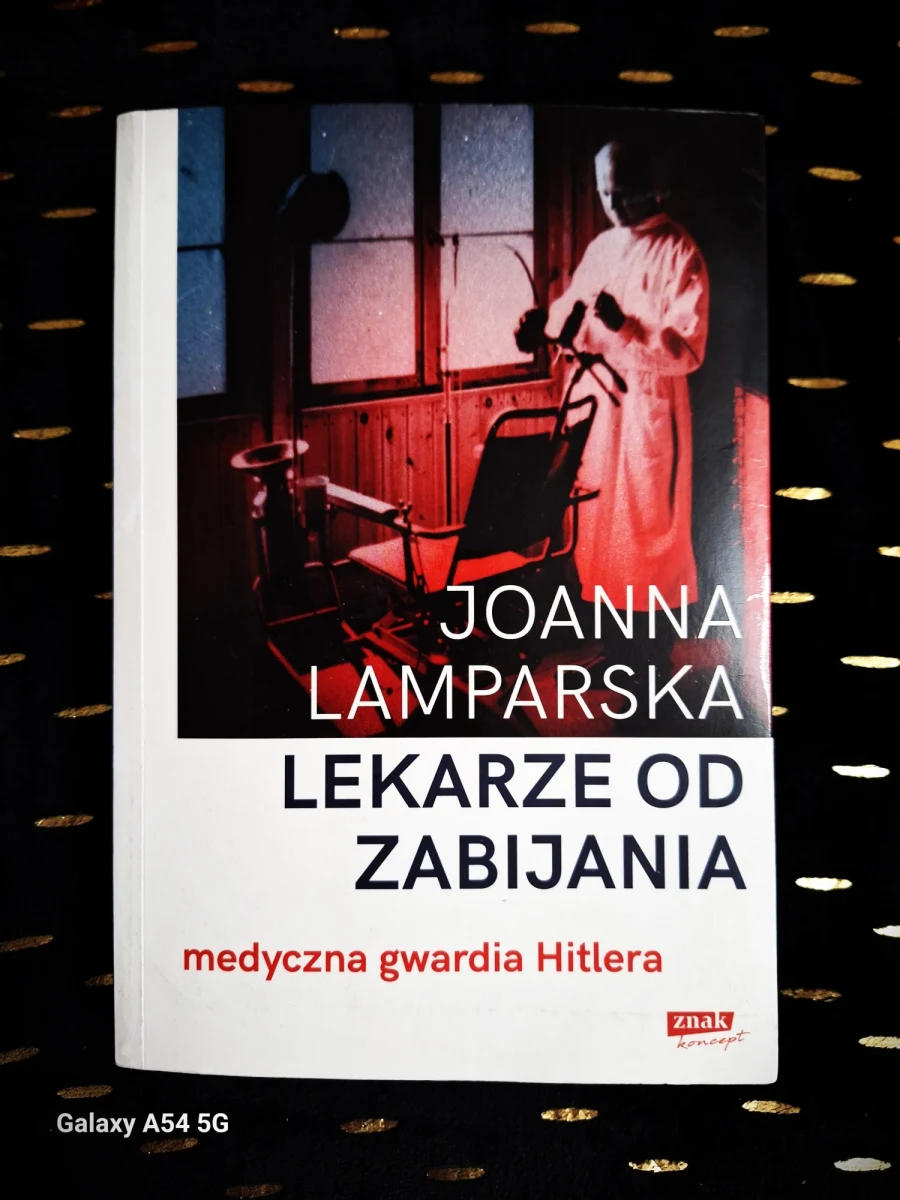 Joanna Lamparska napisała kolejną porażającą książkę. Autorka specjalizująca się w tematyce drugiej wojny światowej wydała tom pt. "Lekarze od zabijania. Medyczna gwardia Hitlera". To efekt wnikliwych studiów i głębokich przemyśleń na temat ogromnej roli relatywnie niewielkiej grupy niemieckich medyków w zagładzie  Żydów, Polaków i innych narodów. Książka ukazała się nakładem wydawnictwa "Znak Koncept". Miałem zaszczyt rozmawiać z Autorką.