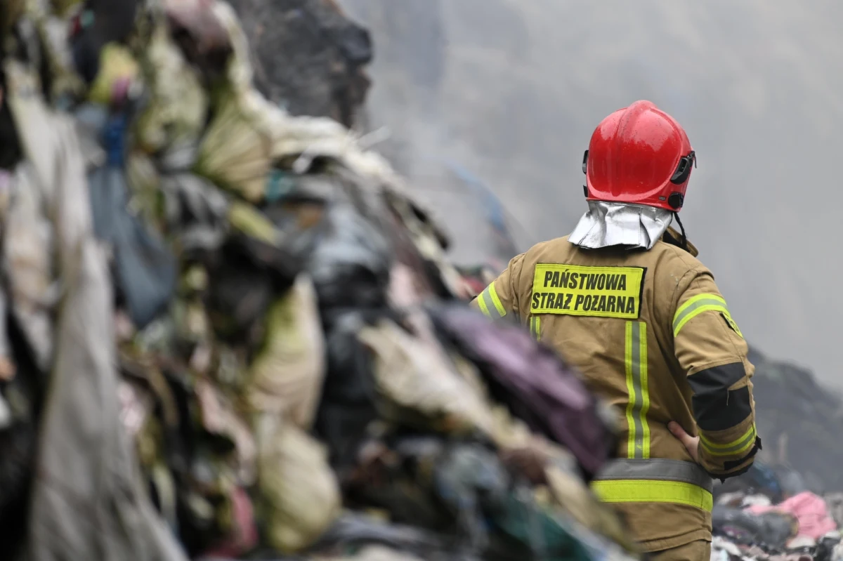 Prokuratura Okręgowa w Słupsku przedstawiła zarzuty dotyczące nielegalnego składowania tysięcy ton odpadów tekstylnych w Kamieńcu na Pomorzu. W ciągu 3 lat wybuchły tam 33 pożary. Podejrzany to 44-letni Dariusz Z. ze Środy Wielkopolskiej.