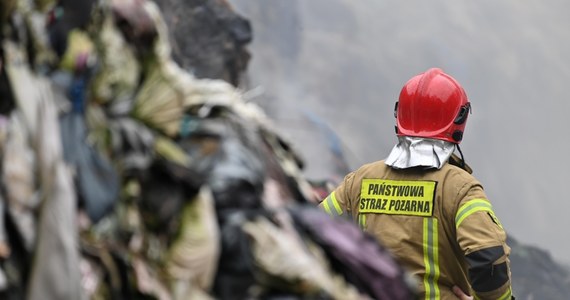 Prokuratura Okręgowa w Słupsku przedstawiła zarzuty dotyczące nielegalnego składowania tysięcy ton odpadów tekstylnych w Kamieńcu na Pomorzu. W ciągu 3 lat wybuchły tam 33 pożary. Podejrzany to 44-letni Dariusz Z. ze Środy Wielkopolskiej.