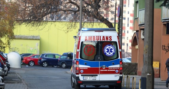 50-letni mężczyzna, któremu pomocy udzielali ratownicy medyczni z Polkowic ( Dolnośląskie), pobił ich podczas transportu karetką i zniszczył specjalistyczny sprzęt medyczny. Mężczyzna dobrowolnie poddał się karze roku więzienia w zawieszeniu na dwa lata. Podczas zdarzenia był pijany.
