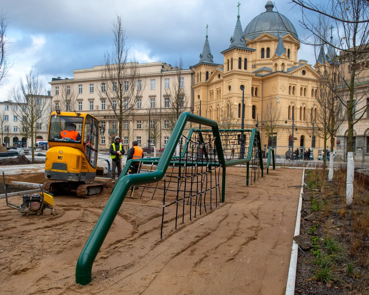 Odnowa placu Wolności w Łodzi zbliża się do finału. Trwają prace brukarskie, nasadzenia i pielęgnacja zieleni oraz montaż urządzeń na placu zabaw.    

