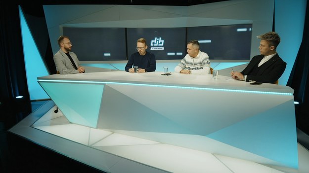 "Do jednej bramki" NA ŻYWO w każdy poniedziałek o godz. 12.00 w Interii oraz  Polsat BOX Go .
W tekście zawarto link serwisu partnerskiego
